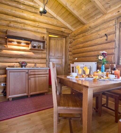 샬레, Sfendamos Wood Village