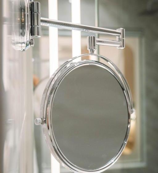 غرفة ديلوكس ثلاثية, Crystal Inn