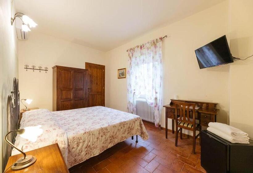 آپارتمان یک خوابه با دری مشترک که هال را جدا می کند., Agriturismo Villa Bracali