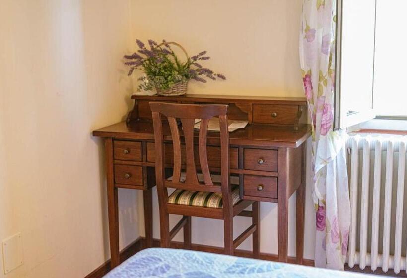 آپارتمان یک خوابه با دری مشترک که هال را جدا می کند., Agriturismo Villa Bracali