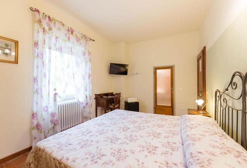 آپارتمان یک خوابه با دری مشترک که هال را جدا می کند., Agriturismo Villa Bracali