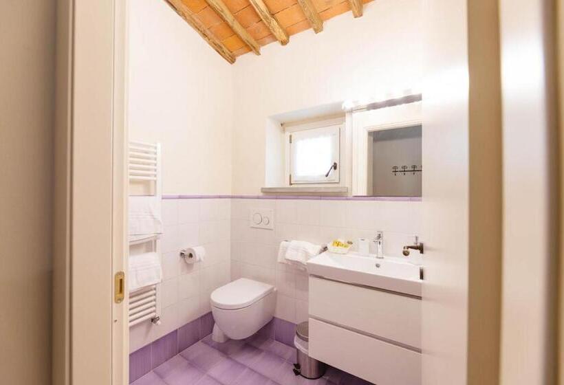 آپارتمان یک خوابه با دری مشترک که هال را جدا می کند., Agriturismo Villa Bracali