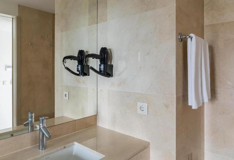 اتاق خانوادگی, Oporto Airport & Business