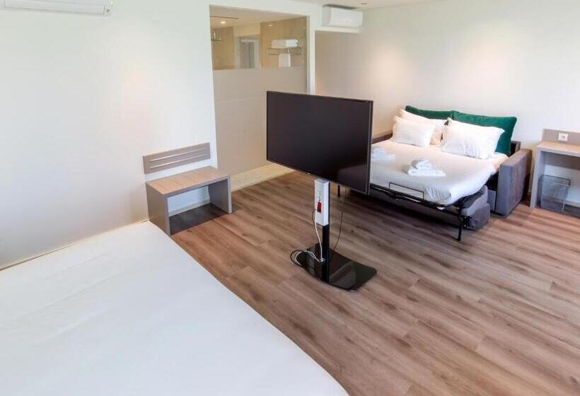 اتاق خانوادگی, Oporto Airport & Business