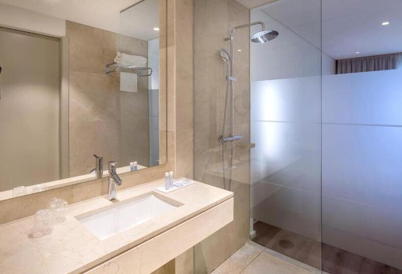 سوئیت پریمیوم, Oporto Airport & Business