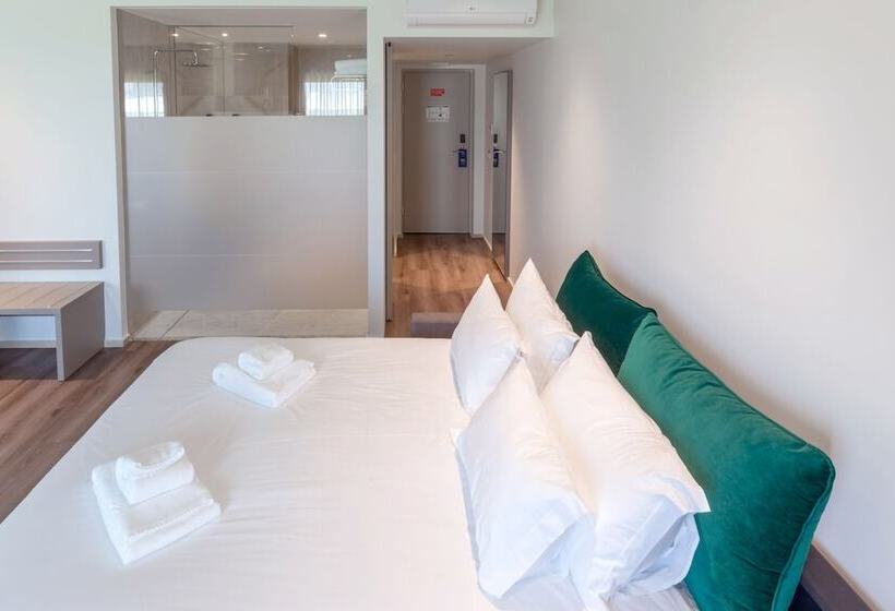Quarto Familiar, Oporto Airport & Business