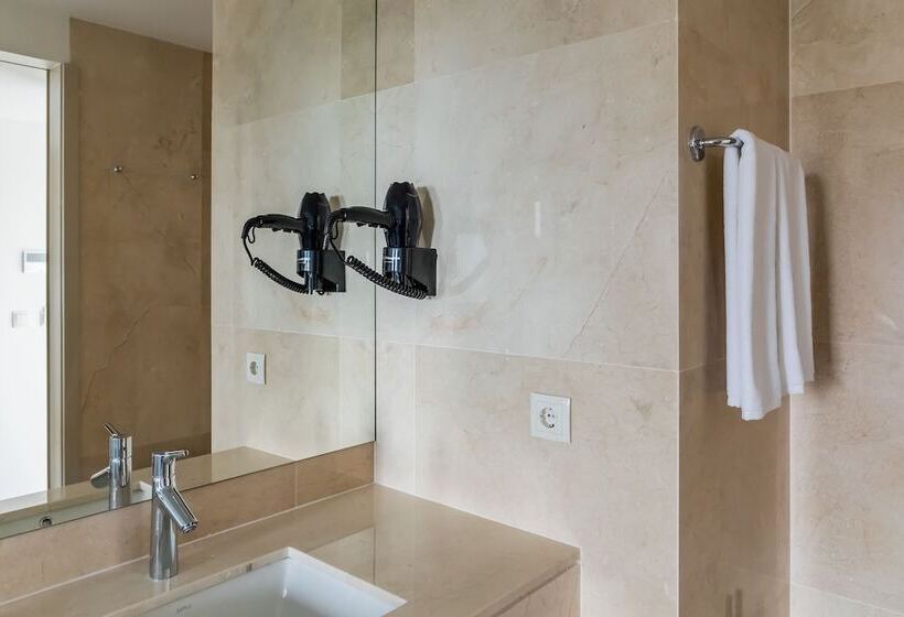 اتاق خانوادگی, Oporto Airport & Business