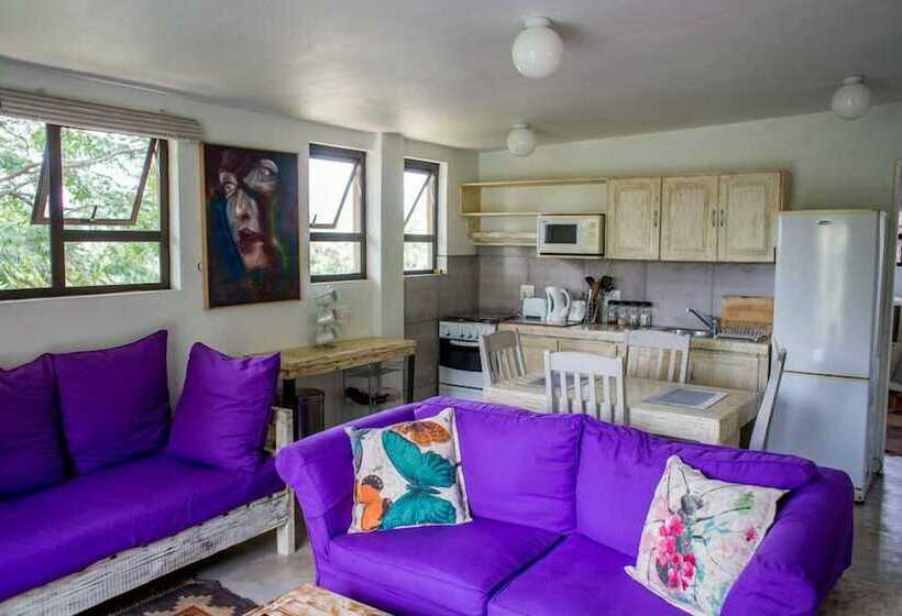 سوییت خانوادگی, Veki S Village Cottages