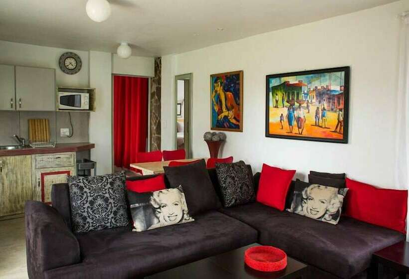 سوییت خانوادگی, Veki S Village Cottages