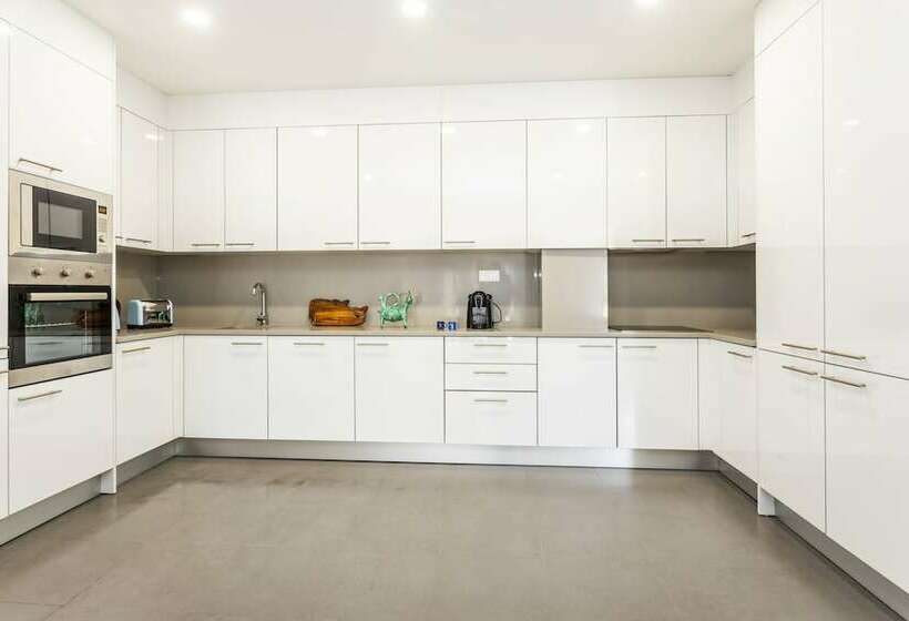 آپارتمان خانوادگی, You And The Sea