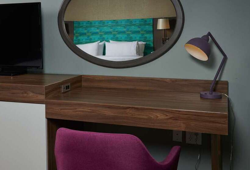 Chambre Standard Lit King Size Adaptée aux Personnes à Mobilité Réduite, Continental Miami Beach, Tapestry Collection By Hilton