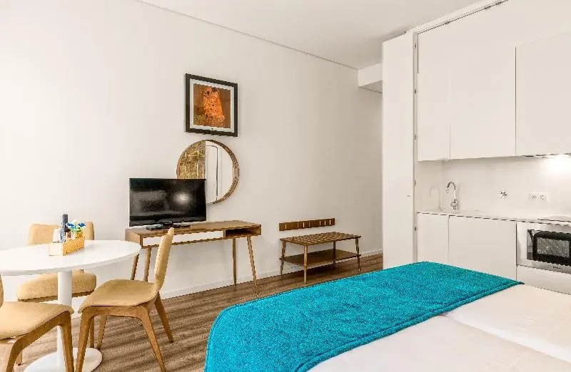 استودیوی استاندارد, 296 Heritage Apartments