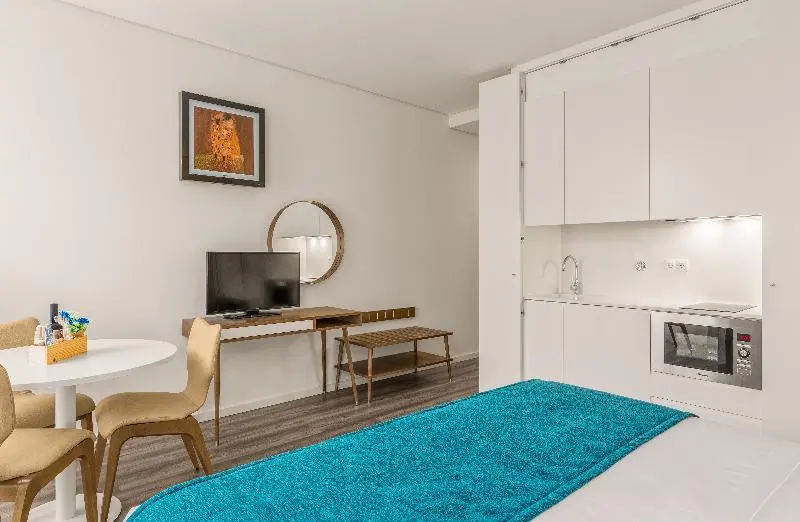استودیوی استاندارد, 296 Heritage Apartments