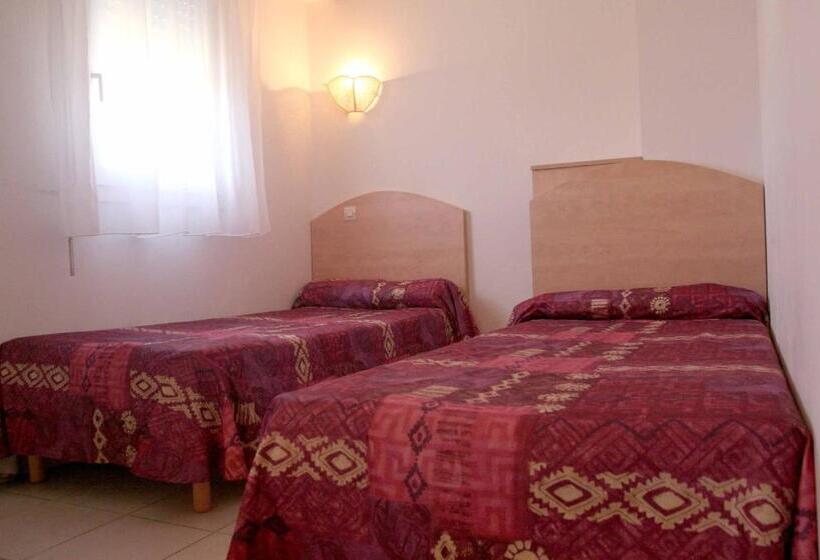 Номер Стандарт Трехместный, Logis Hôtel   Auberge Du Pastel   Hôtel 3 étoiles Et Restaurant