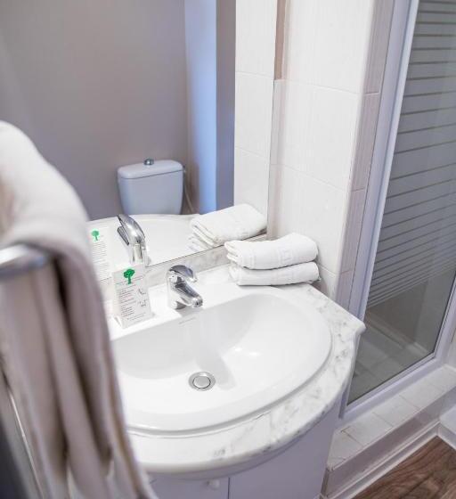 Номер Стандарт Трехместный, Logis Hôtel Auberge Du Pastel Hôtel 3 étoiles Et Restaurant