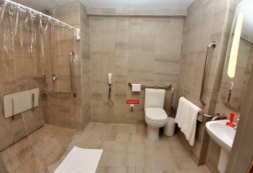 חדר סטנדרט מותאם לאדם עם מוגבלויות, Ibis Natal