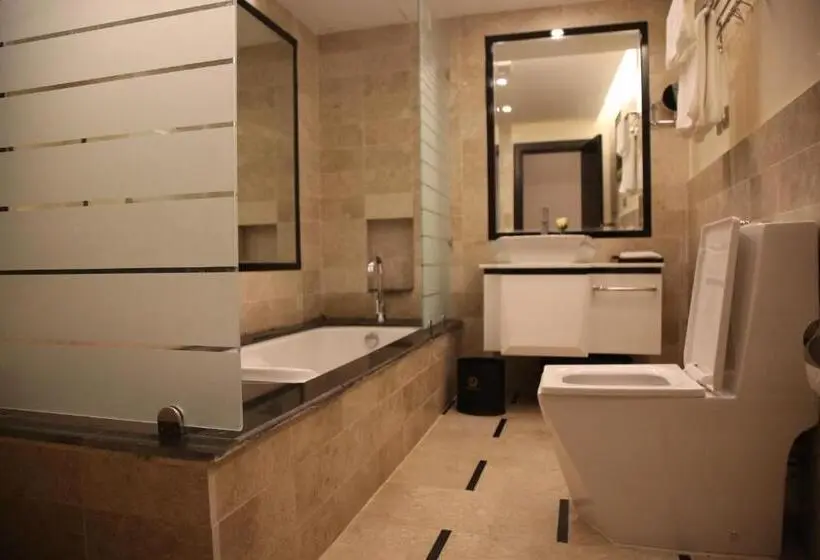 キングサイズベッドのスイートルーム, Raoum Inn Khafji Corniche