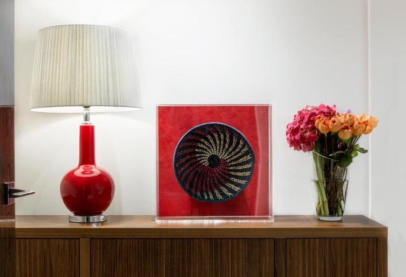 سوییت, The Merchant House