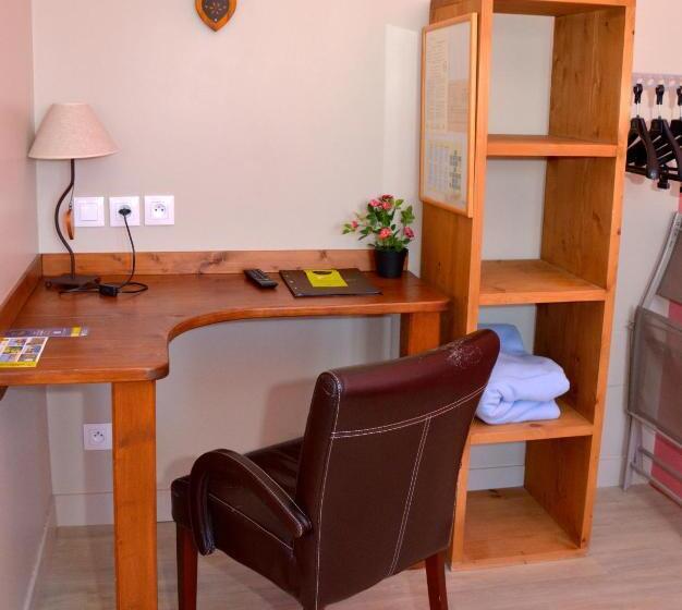 חדר סטנדרט לשלושה, Logis   Hotel & Restaurant La Corne D  Abondance