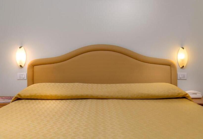 اتاق استاندارد چهارنفره با بالکن, Astor