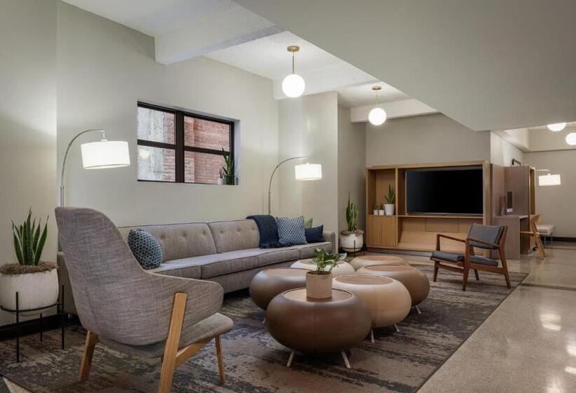 חדר סטנדרט עם מיטת קינג, Element Detroit At The Metropolitan