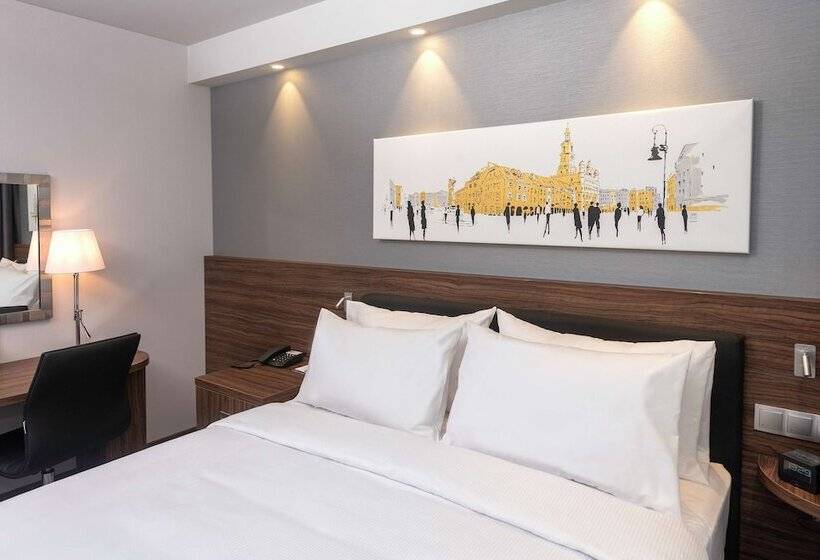 Family Connecting Room, Hampton By Hilton Poznan Old Town