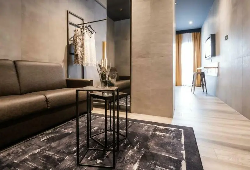 سوییت جونیور, J24 Hotel Milano