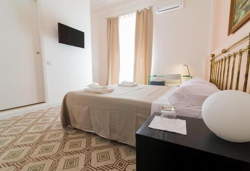 小型套房带阳台, Liberty Suites