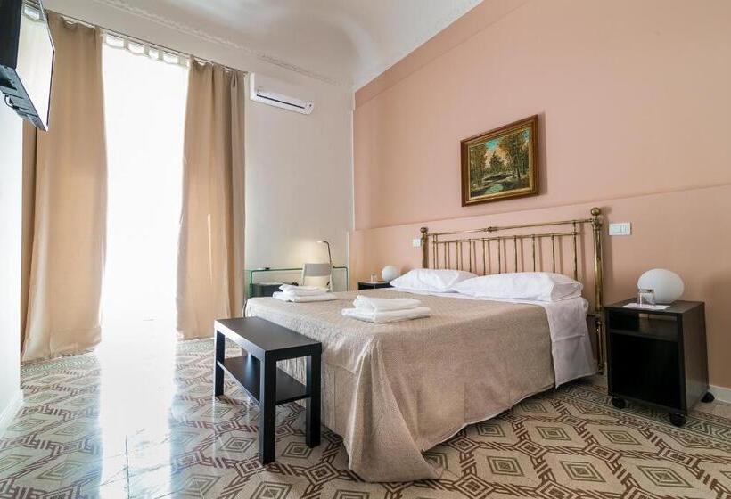 小型套房带阳台, Liberty Suites