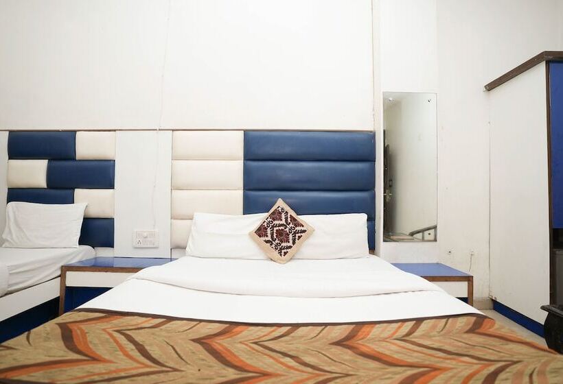 标准三人间, Sai Dham International