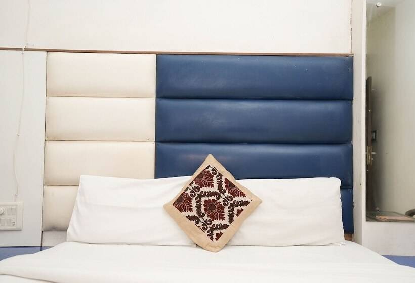 标准三人间, Sai Dham International