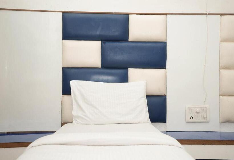 标准三人间, Sai Dham International