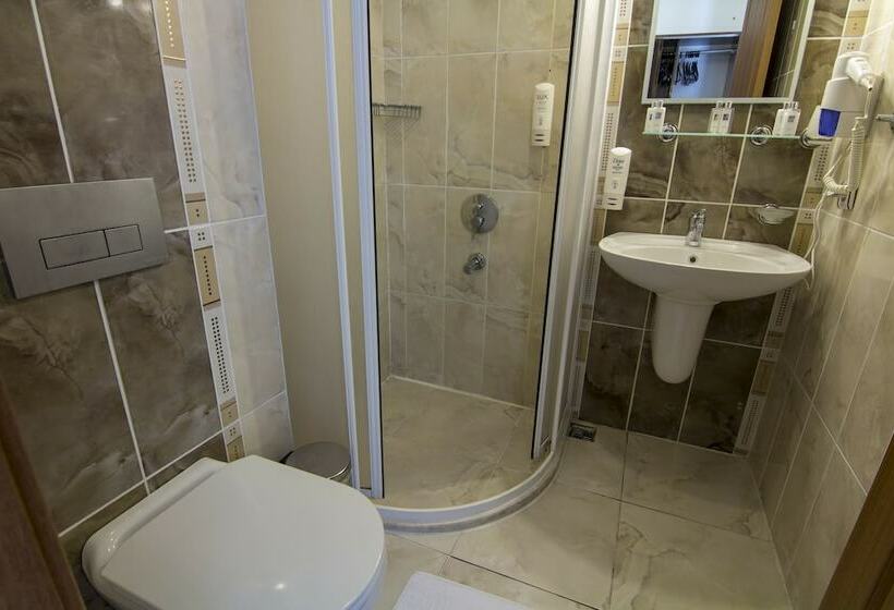 标准三人间, Belcekum Beach