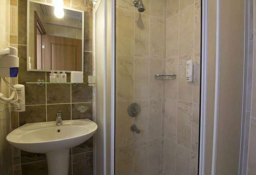 标准三人间, Belcekum Beach