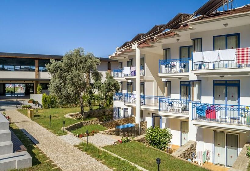 标准三人间, Belcekum Beach