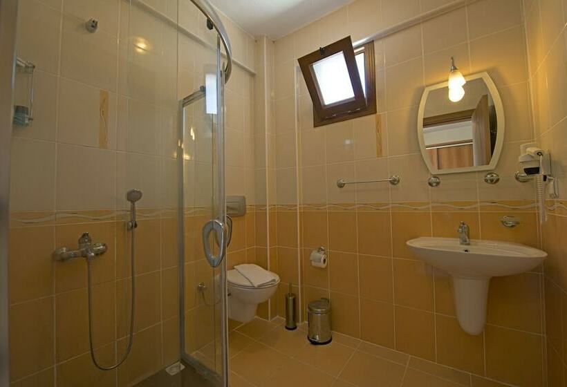 标准三人间, Belcekum Beach