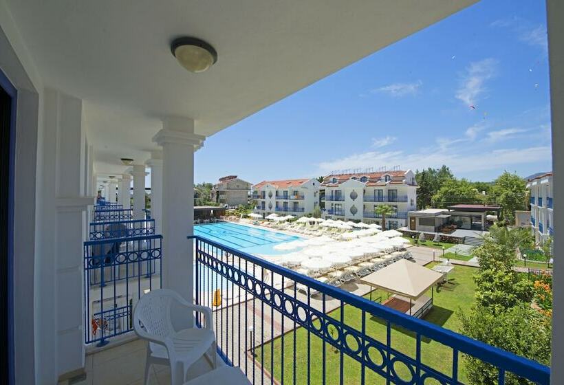 标准三人间, Belcekum Beach