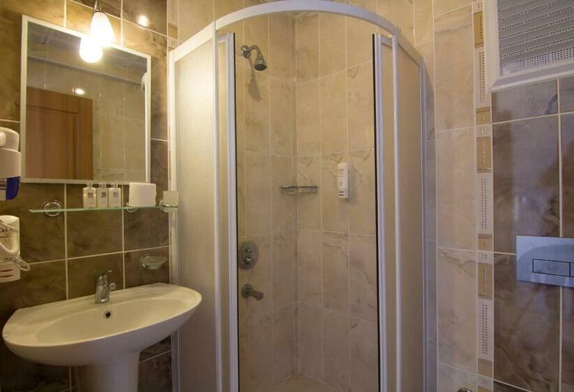 四人标准间, Belcekum Beach