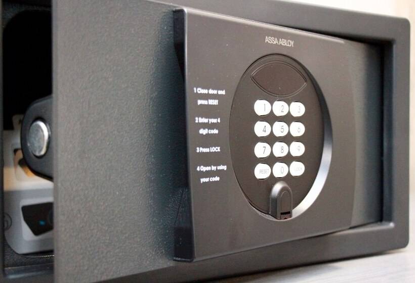 デラックスの４人部屋, Attraction Hotel Deluxe