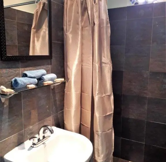 اتاق استاندارد سه نفره, Miller's Guest House