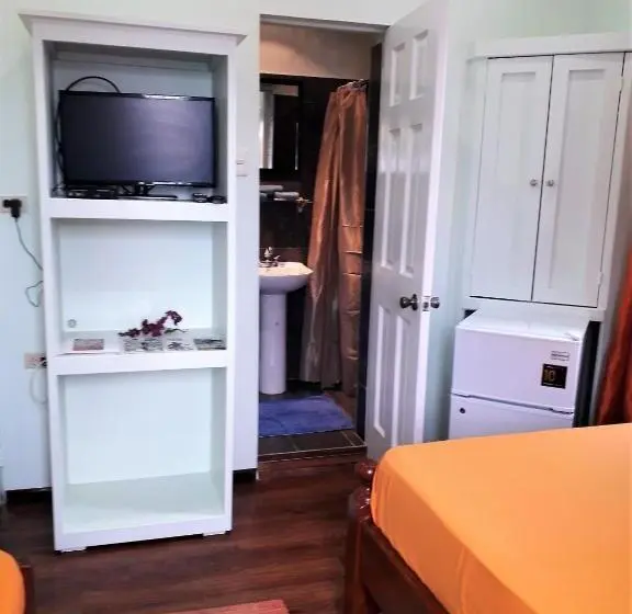 اتاق استاندارد سه نفره, Miller's Guest House