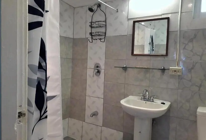 اتاق استاندارد سه تخته با بالکن, Miller's Guest House
