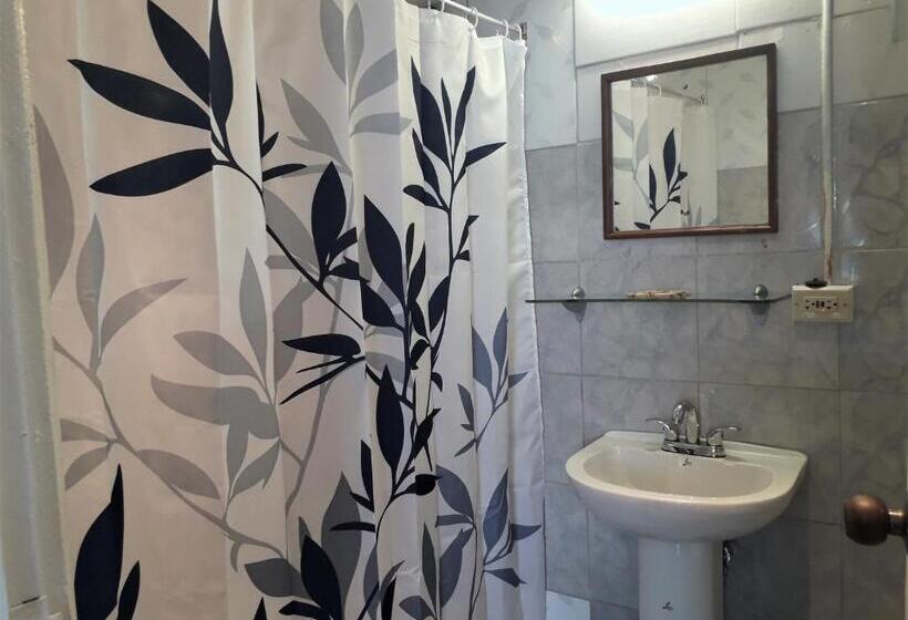 Camera Tripla Classica con Balcone, Miller's Guest House