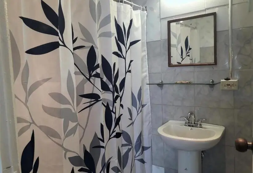 اتاق استاندارد سه تخته با بالکن, Miller's Guest House