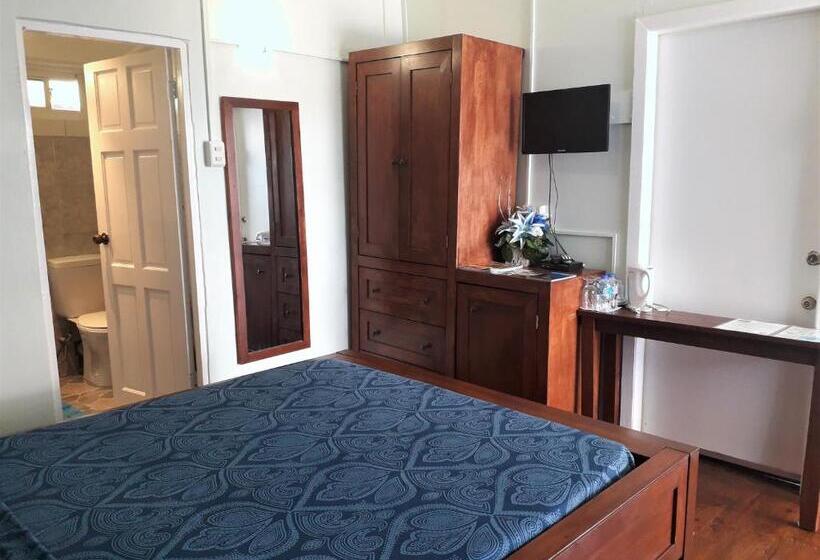 اتاق استاندارد سه تخته با بالکن, Miller's Guest House