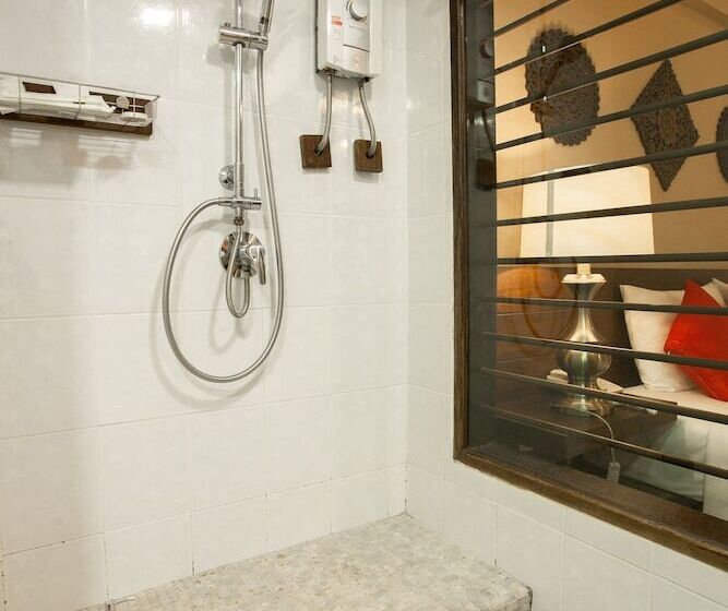 جناح سرير كينج, Nightbazaar Inn