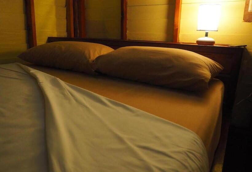 بنجلو قياسى, Little Eden Bungalows