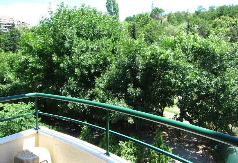 Quarto Triplo Estandar com Sacada, Family Hotel Bistritsa