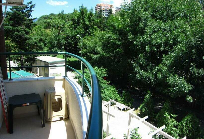 Трехместный Номер Стандарт с Балконом, Family Hotel Bistritsa