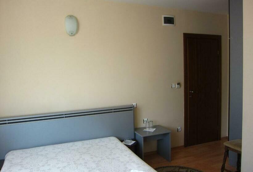 חדר סטנדרט לשלושה עם מרפסת, Family Hotel Bistritsa